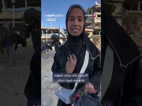 نازحة في خان يونس تتمسك بالعلم الفلسطيني وسط الأنقاض