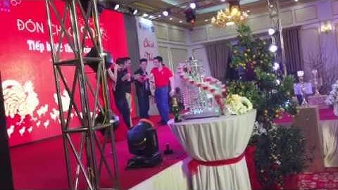 Nghi thức rượu charmepanh khai tiệc trong một event