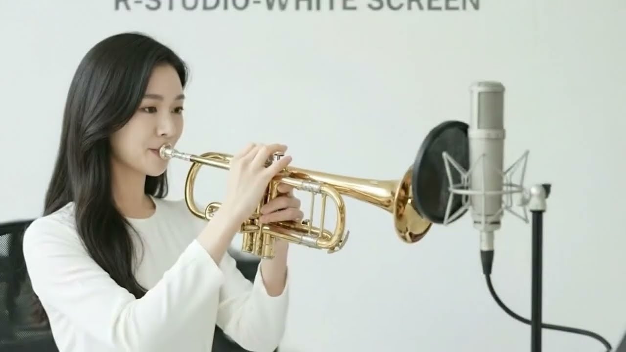 What’s the Song Everyone’s Listening To? | R-STUDIO WHITE SCREEN