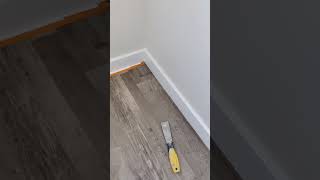The right way to mask the floor when shooting the baseboard on a new wood floor. Use orange frog!