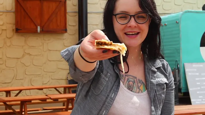 Renee Raven Tries Out the Hot New Food Truck in Lu...