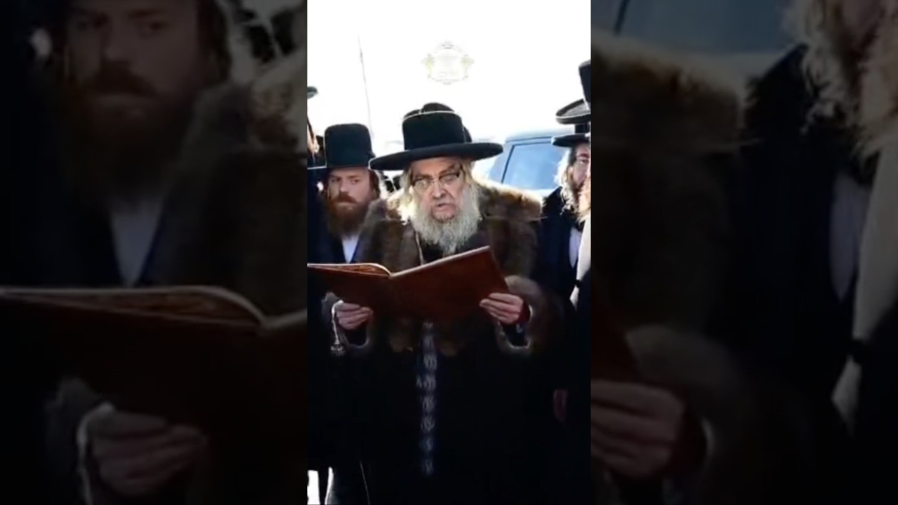 כ״ק האדמו״ר מסאטמאר בתפילה בקברי אדמור׳י בית סאטמאר לרגל שמחת החתונה לנכדתו
