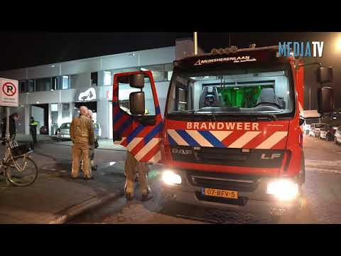 Auto tegen bedrijfspand geparkeerd en in brand gestoken