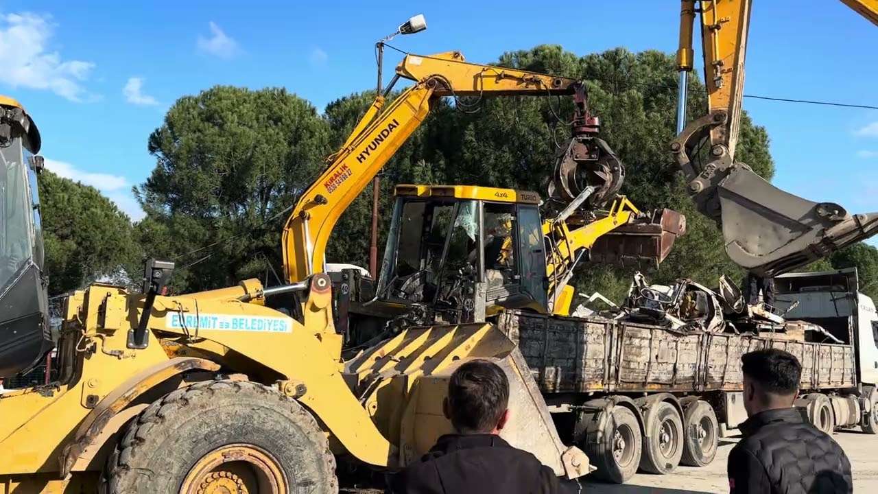 HURDAYA AYRILAN KEPÇENİN TIRA YÜKLENİRKEN ZORLU MÜCADELESİ