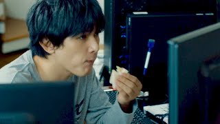 一心不乱にコンピュータと向き合う吉沢亮と若葉竜也／映画『AWAKE』対決目前本編映像