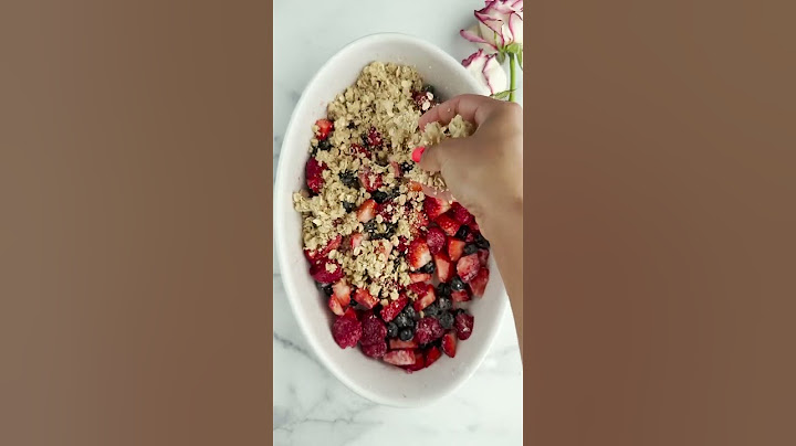 This Mixed Berry Crisp is perfect for summer #berries #easyrecipes #fooddolls