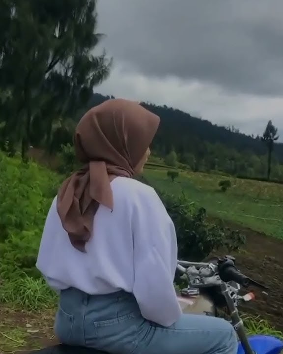 Story'wa motor Honda CB ll di naikin cewek cantik