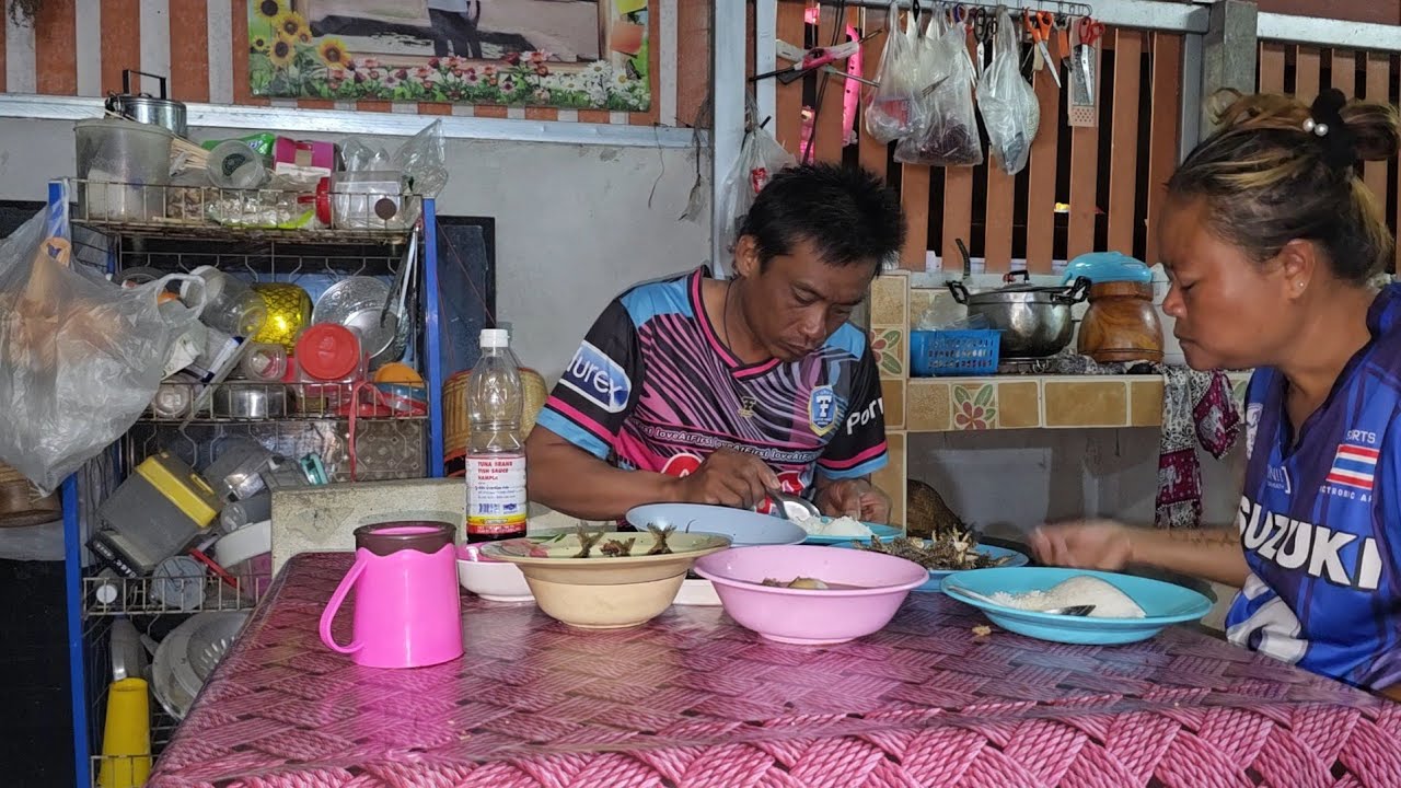 พ่อน้องเท็นทอดเขียดนั่งกินข้าวรอบเดิกสองคน