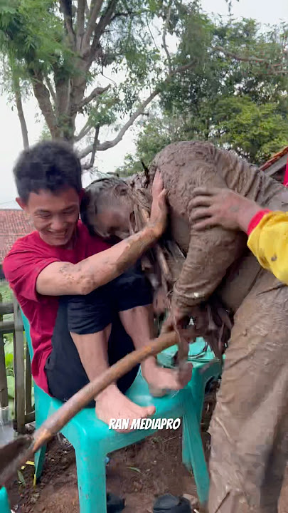 Pemuda Baju Merah Lagi Duduk Kena Cocol Kuda Kumping!!! Seni Benjang Mekar Budaya
