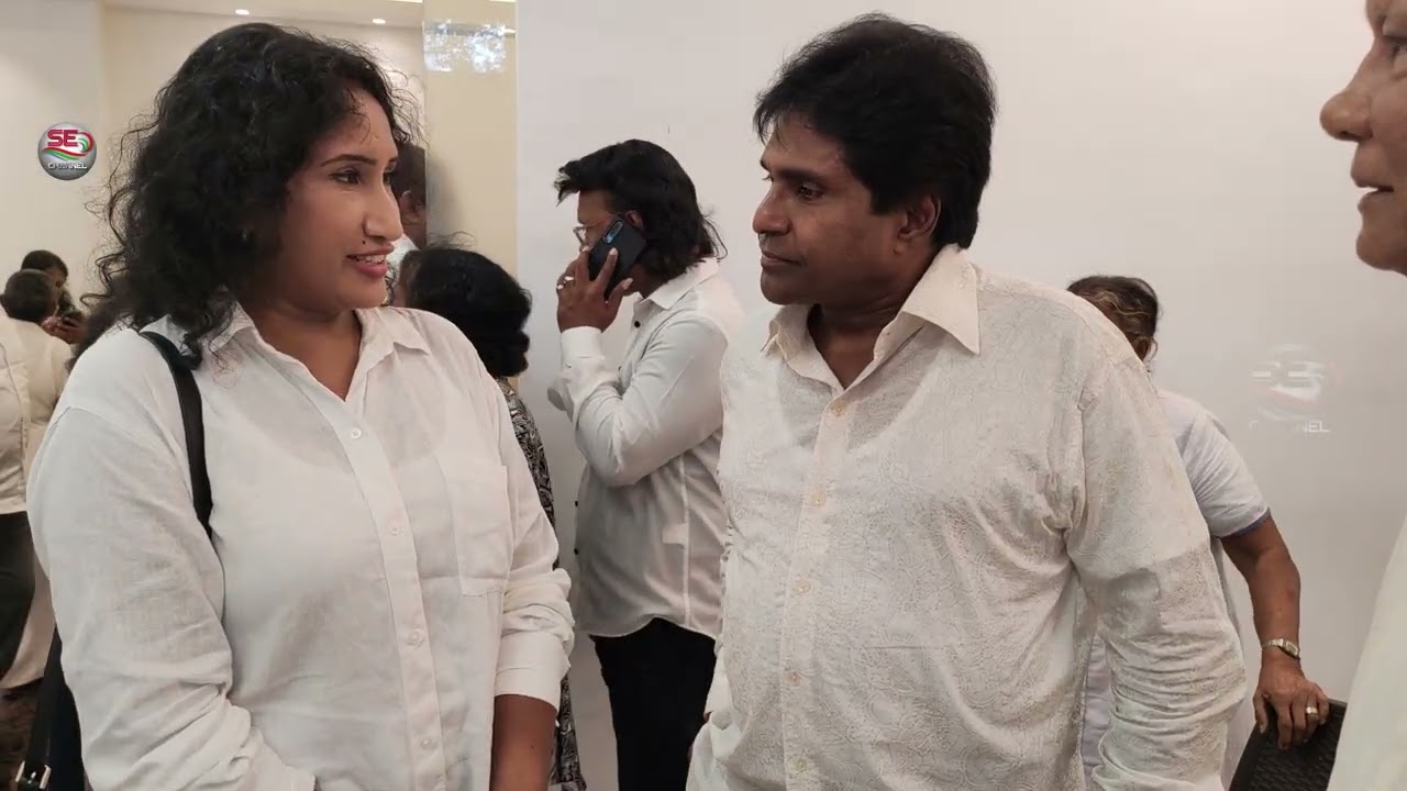 සියලු දෙනාගේම සෝ සුසුම්මැද  අවසන් වරට නමෝ මරියනි ගීතය පවුලේ සියලු දෙනා විසින්  ලතා වල්පොල අභියස ගයයි