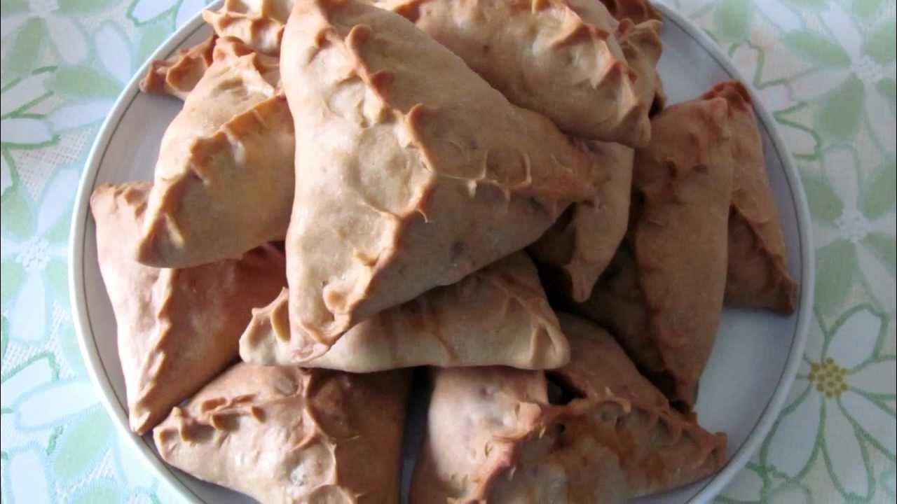 Эчпочмак рецепт без кефира. Тесто для треугольников без дрожжей. Хрустящее тесто на треугольники. Треугольники на дрожжевом тесте. Треугольник эчпочмак.