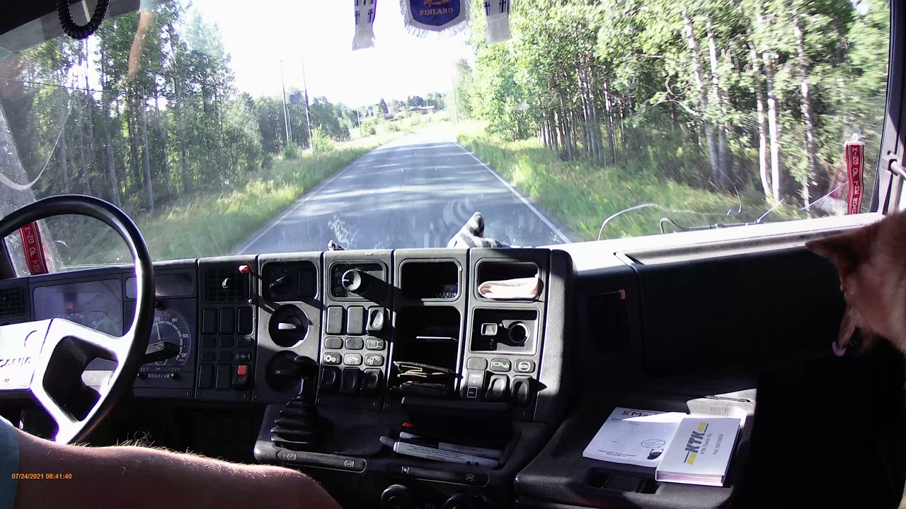 Scania 93m kuorman kanssa kotia.