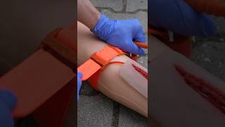 Stop a major bleeding with a tourniquet 🩸🚑 #ambulance #paramedic #rettungsdienst #firstaid //Ad