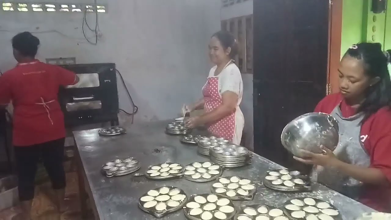 proses pembuatan roti bolu di gading selopuro blitar tgl 17 september 2023