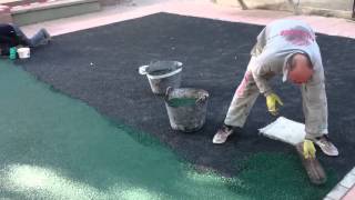 Base de caucho e instalación de columpios en el parque de la floresta en Valencia