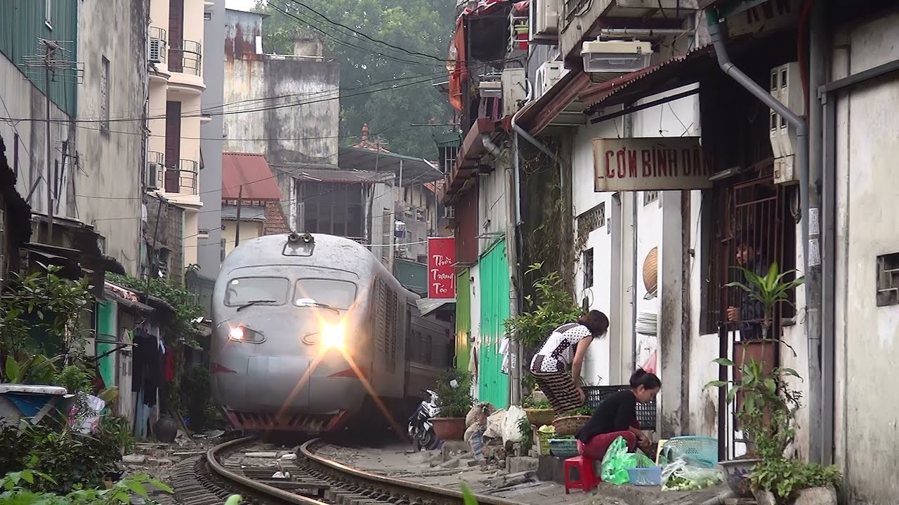 ベトナム国鉄D8E牽引列車 Hà Nội～Long Biên間走行 - YouTube