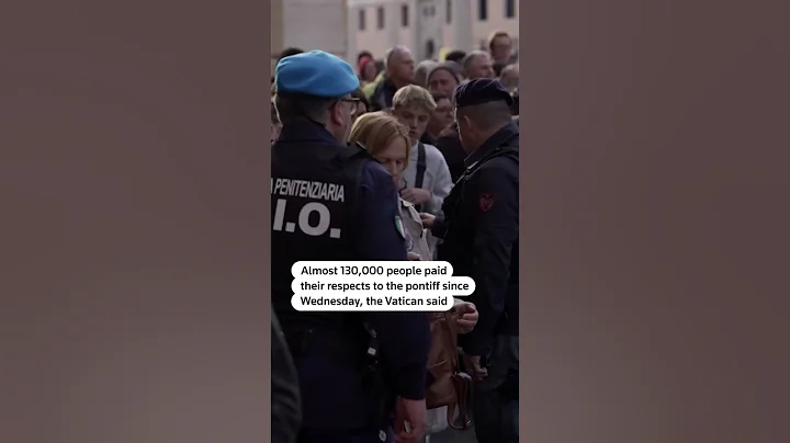 Faithful queue to view pope's body