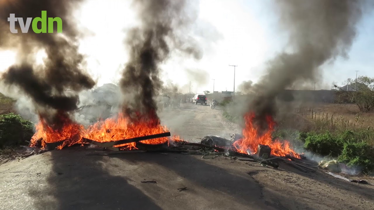 Moradores de habitacional bloqueiam CE-265 e exigem recuperação de rodovia em Quixadá