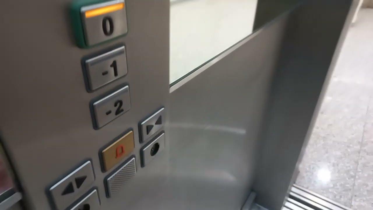 Ascensores Schindler EuroLift/2500 y 5400 MRL del 2007 en Supercor, La Coruña, España