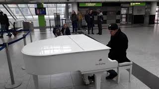 Thomas Krüger – Crazy Piano Medley of Falco Songs At Dormund Airport – (Out of The Dark + Amadeus) chords