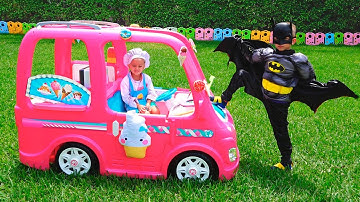 گلابی کار میں نکیتا سپر ہیروز سے ملتی ہے۔