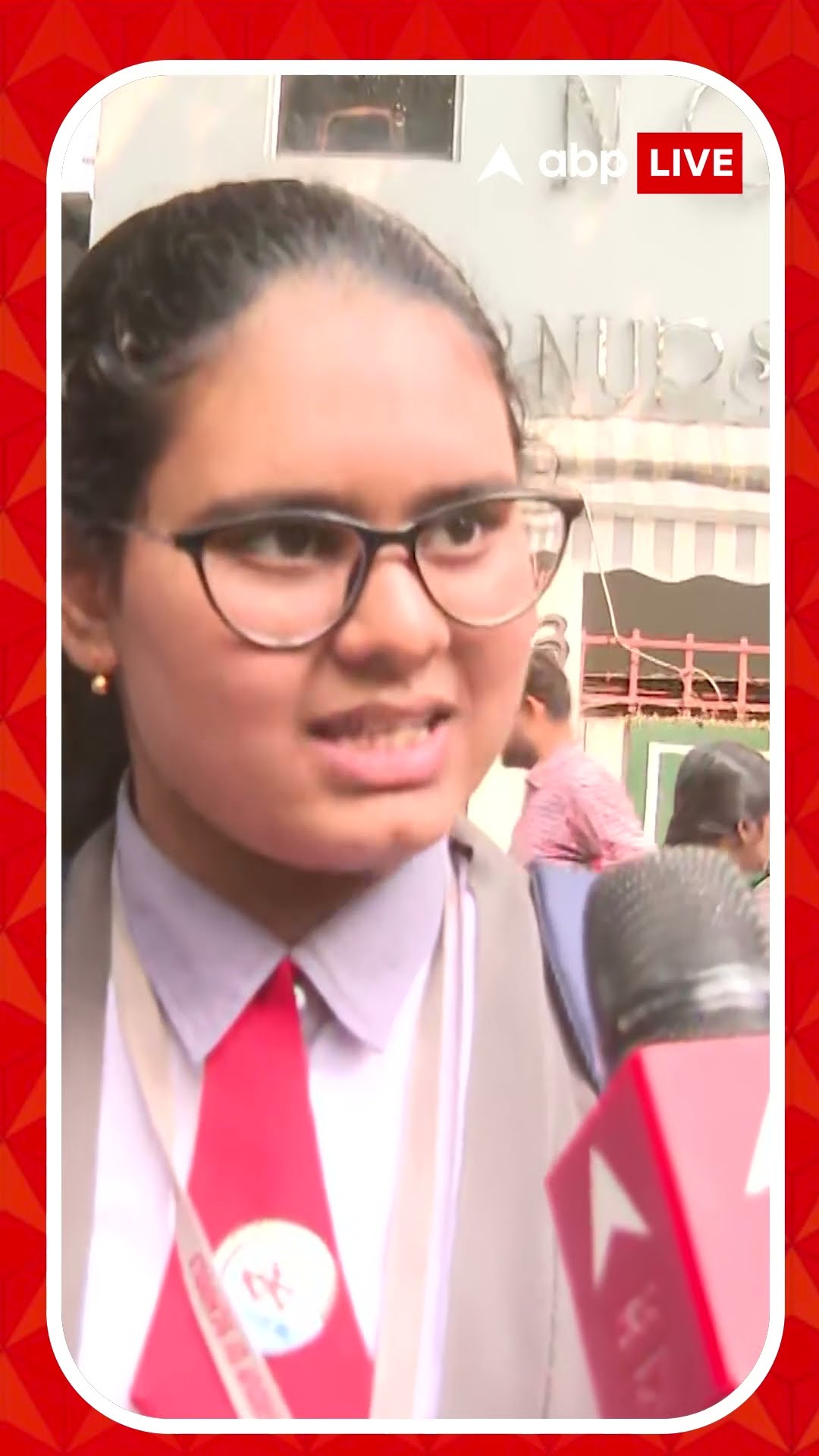 'আমরা লাইনে দাঁড়িয়ে ছিলাম হঠাৎ কাঁচটা নিচে পড়ে গেল..', প্রতিক্রিয়া নবনালন্দা স্কুলের পড়ুয়ার