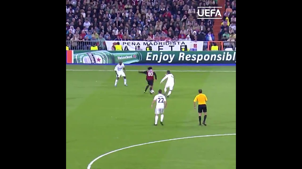 Ronaldinho nutmegs Sergio Ramos