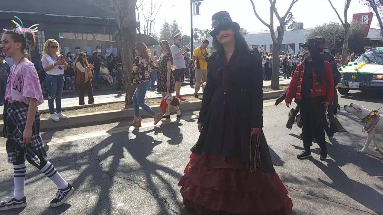 Fresno Mardi Gra Parade🎆🎊🎉 YouTube