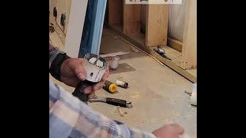 How to remove wood from hole saw bit