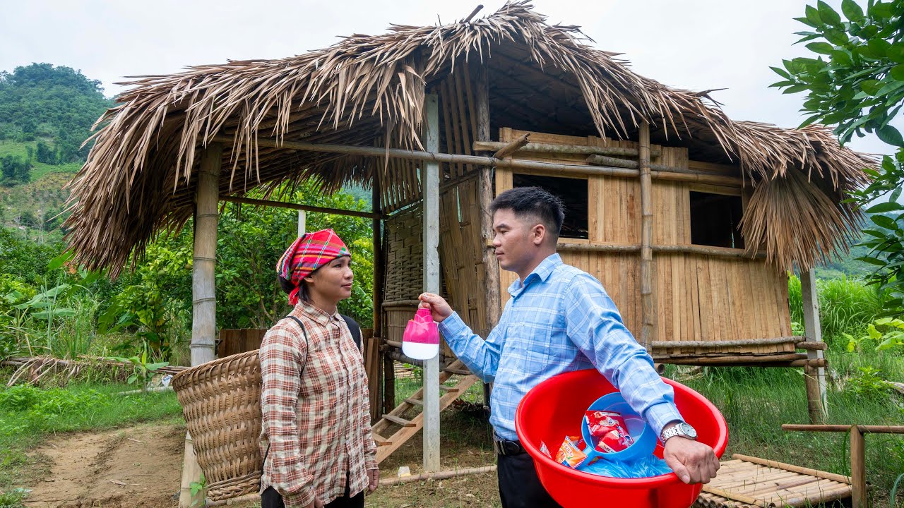 Добрый генеральный директор Ду Принесите свет и любовь бездомной матери-одиночке - Ли Тиеу Ву
