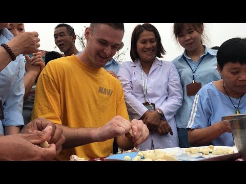 Video Hải quân Mỹ thi kéo co, lột tỏi ở trung tâm tâm thần... - YouTube