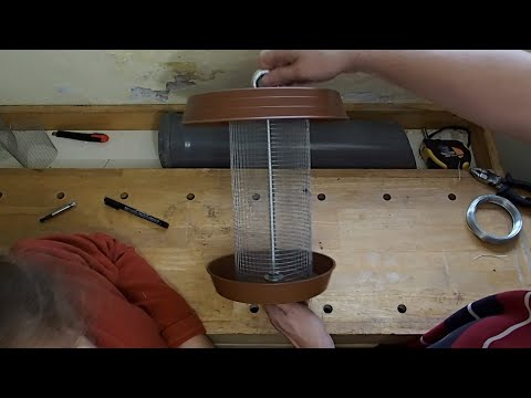 How to make a crow-proof bird feeder