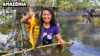 Pescamos e FIZEMOS TUCUNARÉ dentro da CANOA no IGAPÓ da Amazônia