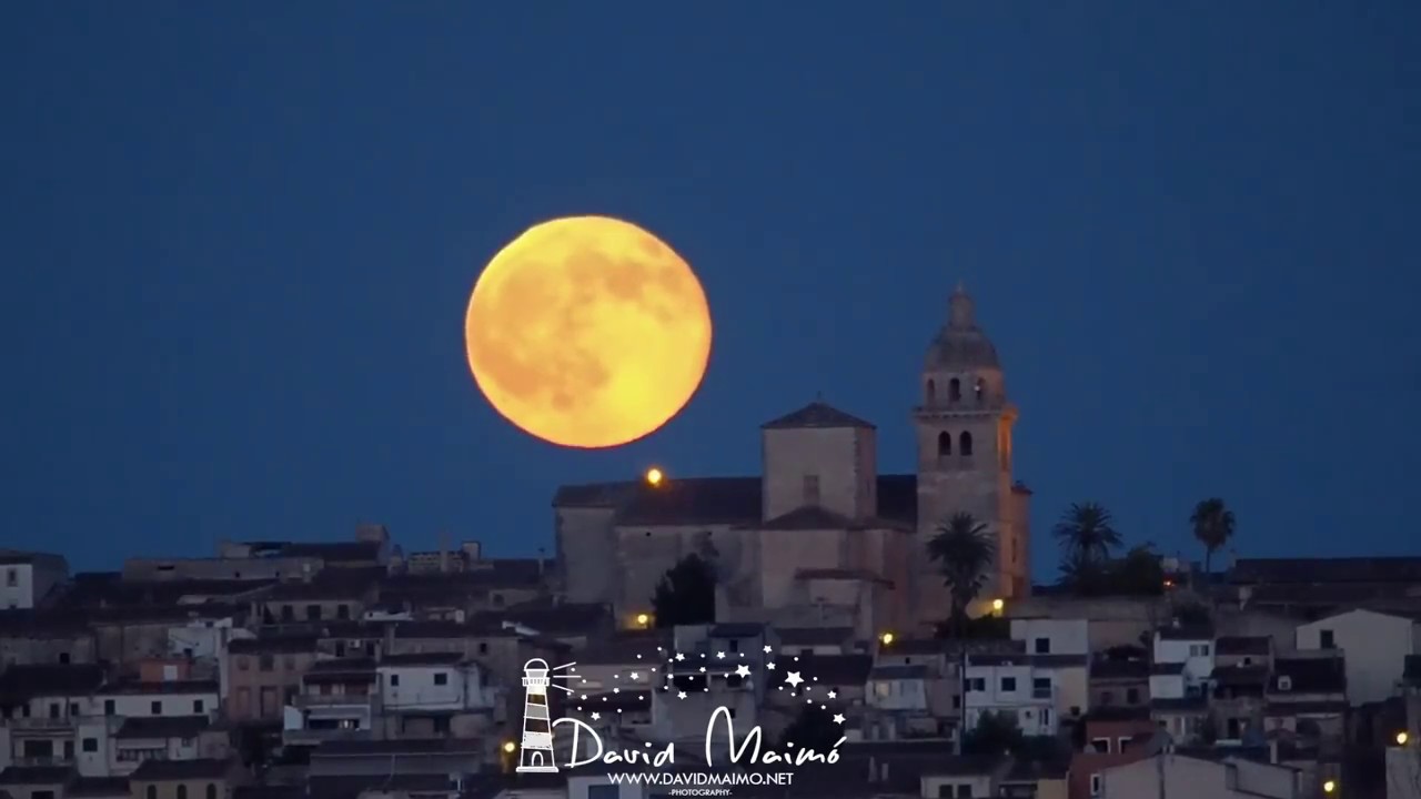 Luna llena sobre Montuïri, Mallorca