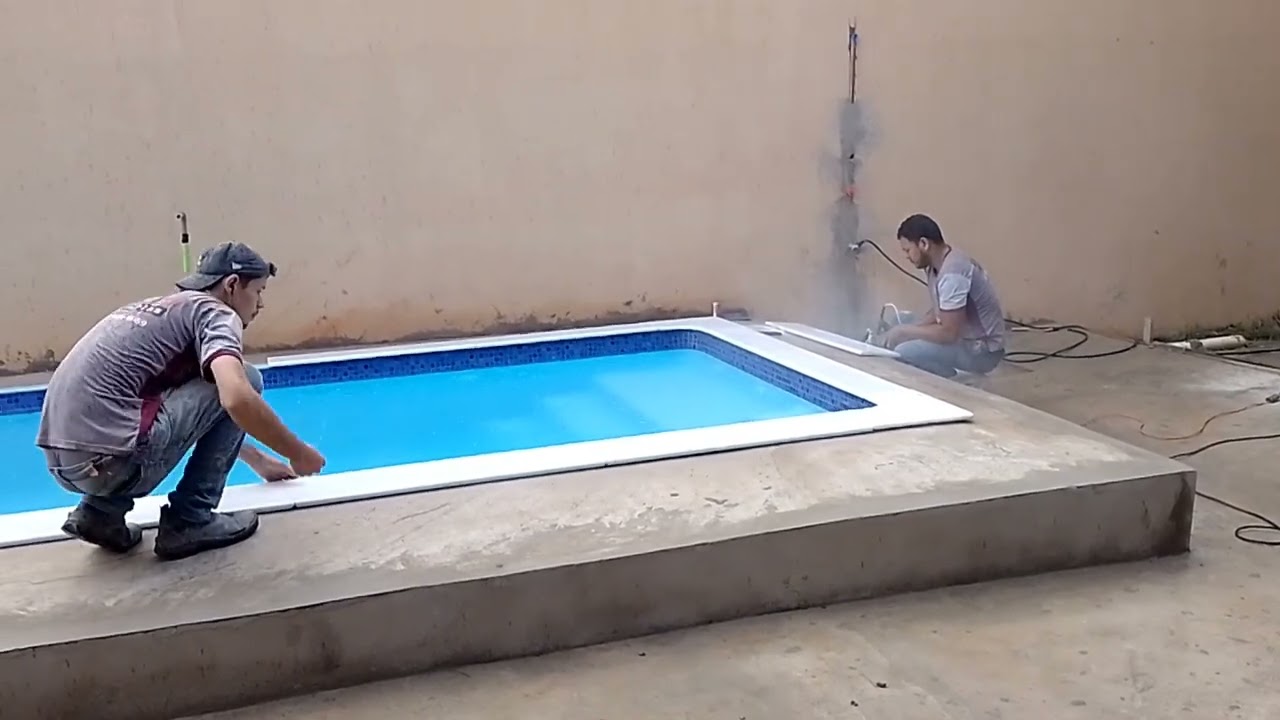 Instalação de borda de mármore na piscina de fibra UGUI