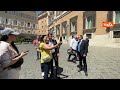 Fila di selfie per Conte a termine della dichiarazione a Montecitorio