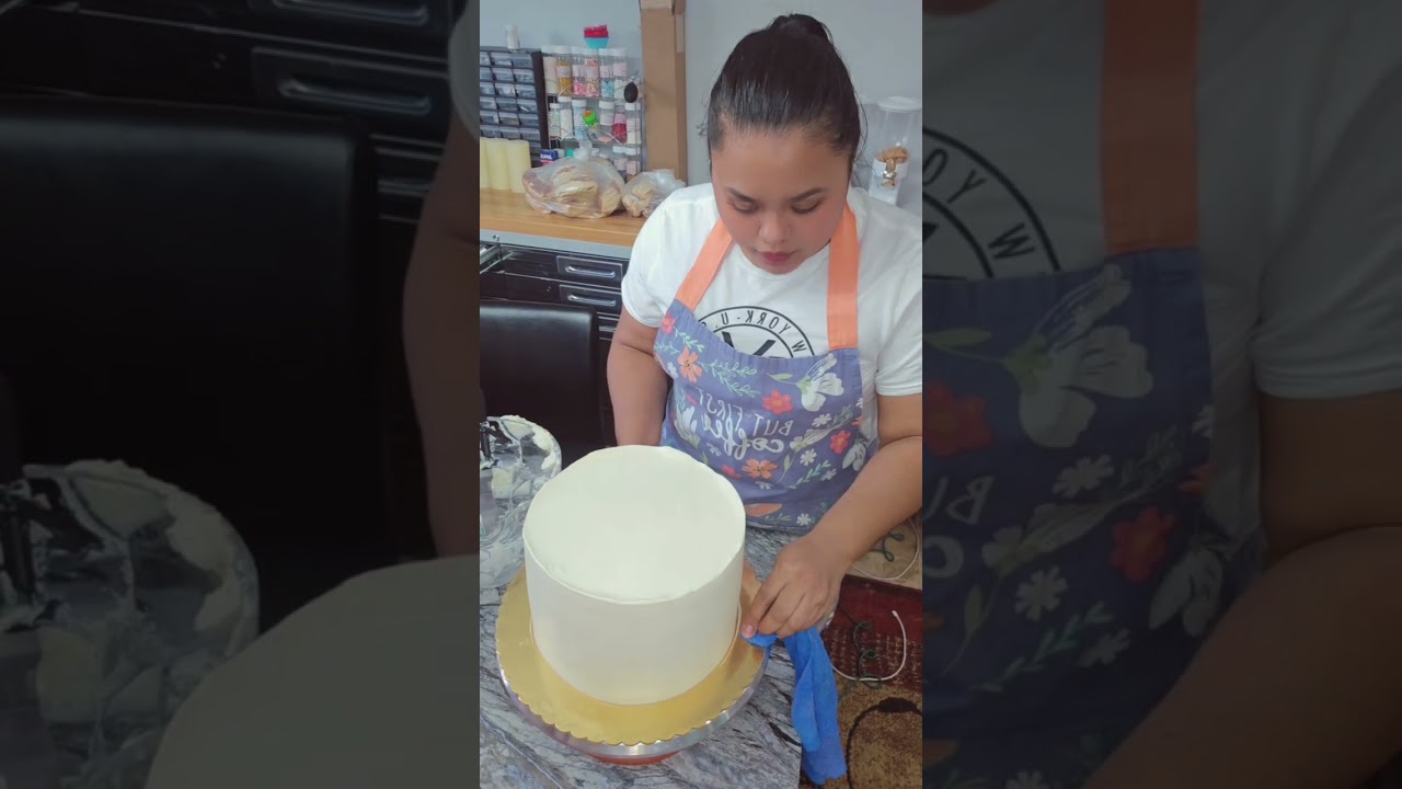 DECORANDO UN PASTEL NAPOLITANO 🤤🤤  #SEGUIDORES #EMPRENDIMIENTO #REPOSTERIA #FYU #YOUTUBER 