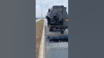 Rải nhựa đường bằng máy