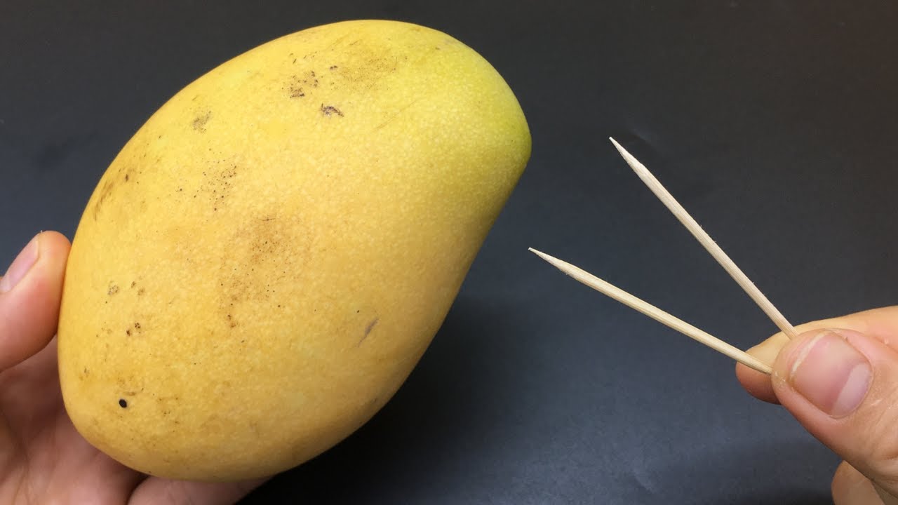 Чистить манго так же ЛЕГКО, как и бананы — с помощью одной лишь зубочистки!