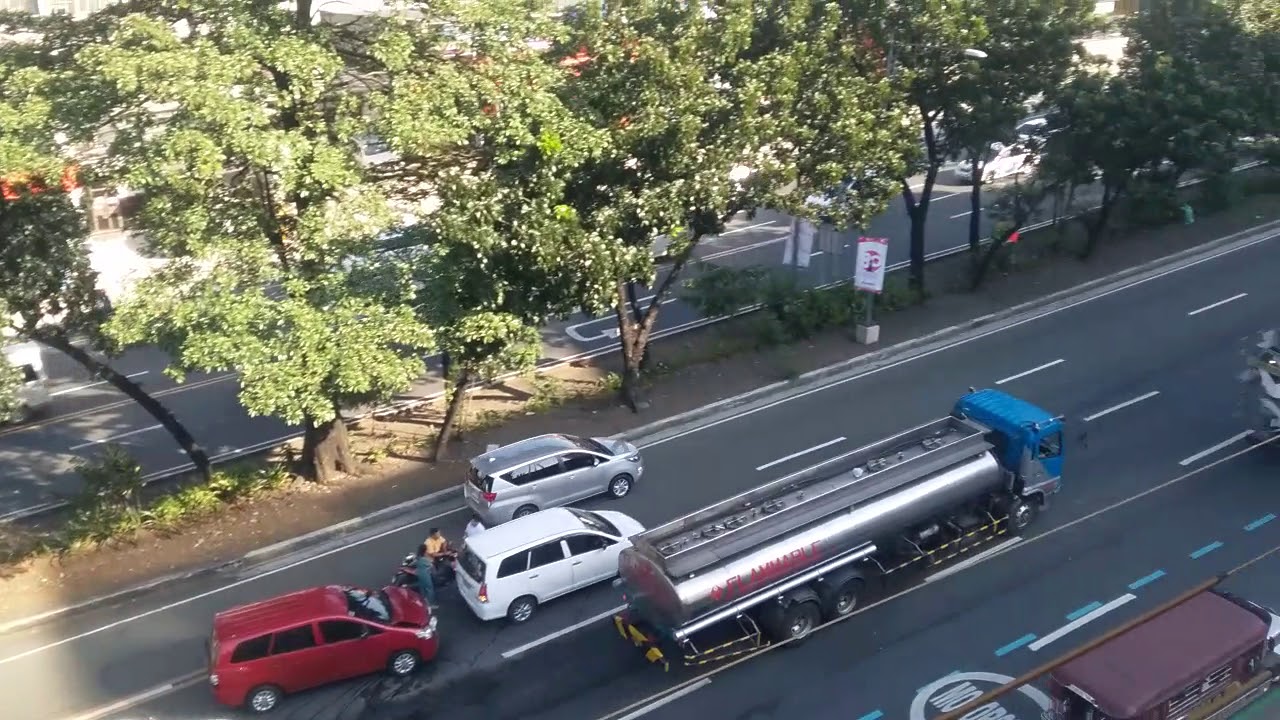 TRAFFIC UPDATE ~ CRASHED INNOVA RED VS. INNOVA WHITE QUEZON AVENUE ...