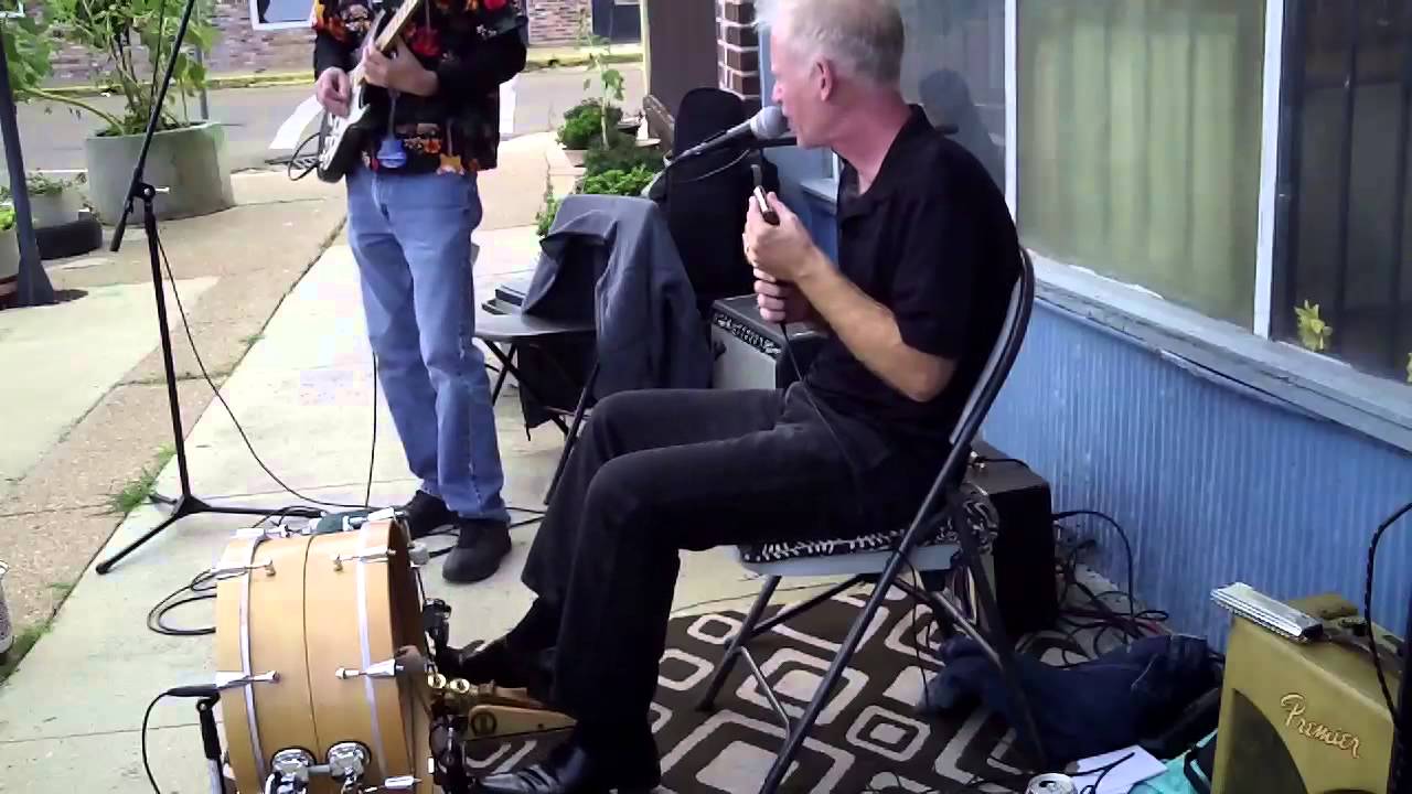 Miss Kitty Kat's in the House! busking in Clarksdale, Mississippi