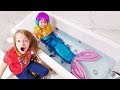 Magisches Video auf Deutsch. Selin verwandelt sich in eine Meerjungfrau. Lustiges Spielzeug Video