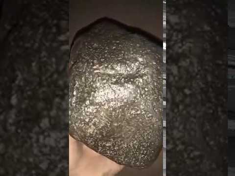 كيفيه التمييز بين الحجر النيزكي والحجر الطبيعي