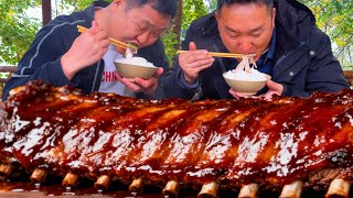 Download Lagu 88買兩根牛排骨，二弟做“紅燒排骨”，軟爛脫骨下酒吃真爽【鐵鍋視頻】 MP3