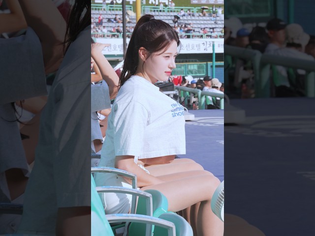 얼음주머니를 티셔츠 안으로 넣어서 미드 시원하게 식히는 이예빈 치어리더 (260607 직캠 KT 위즈, 李藝彬 Lee Yebin Cheerleader KT Wiz)