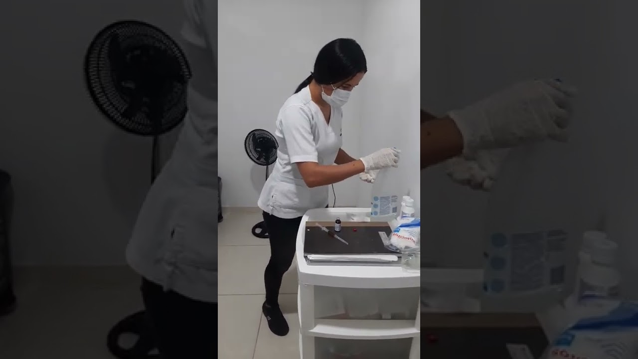 práctica de inyectologia intramuscular.. se puede ver que el paciente contrae el músculo