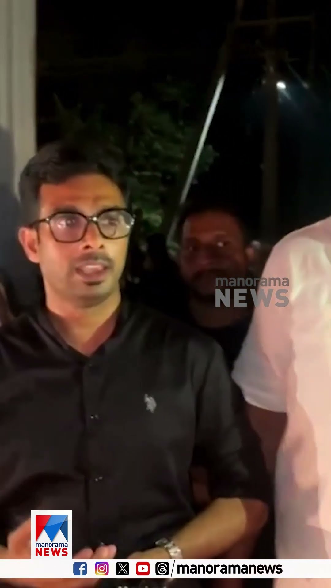 kseb വൈദ്യുതി വിച്ഛേദിച്ചതോടെ ഇരുട്ടിലായി; വെള്ളിയാങ്കല്ല് പാലത്തിൽ ചൂട്ടുതെളിച്ച്  സമരം #Thrithala