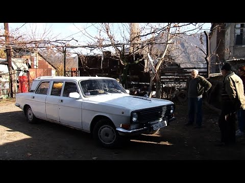 Օձունցի Սալդաթի ինքնաշեն լիմուզինը տեսնելիս՝ ետ են քաշվում, ազդանշանով ողջունում ու ճանապարհ տալիս