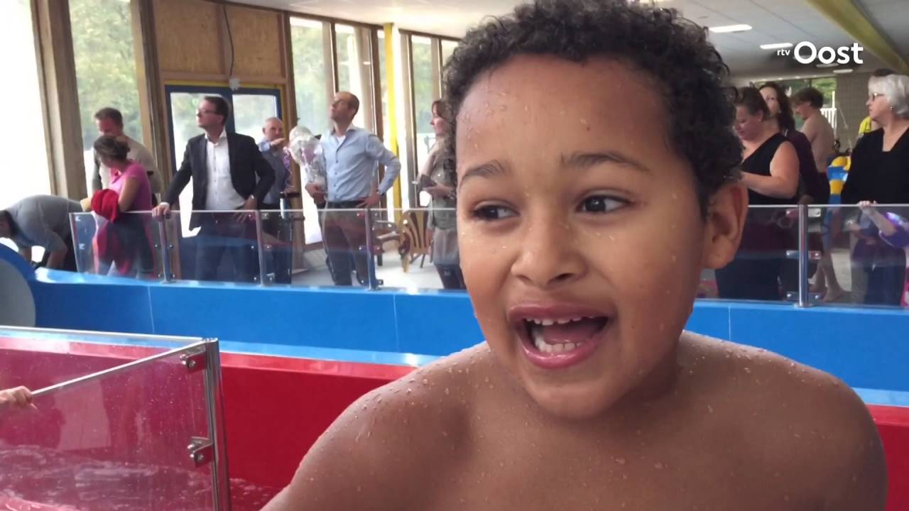 Kinderen enthousiast over nieuwe glijbanen Twentebad Hengelo, recreatiebad weer in gebruik genomen