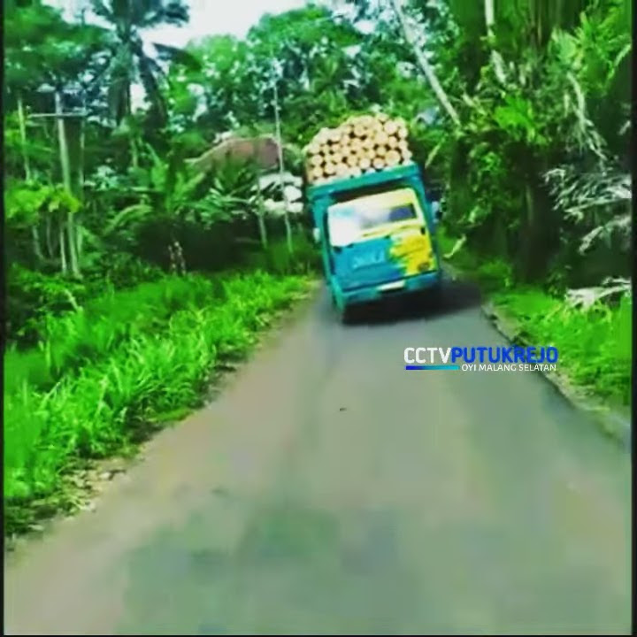 story wa truk muat kayu oleng parah